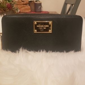 Sale !! Michael Kors Jet Set Green Leather wallet